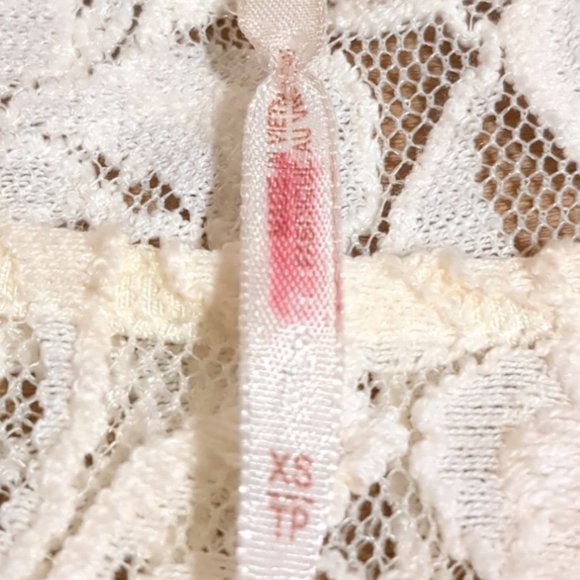 Woman's XS/TP Free People White Lacy Floral over lay with built in slip - Picture 2 of 4
